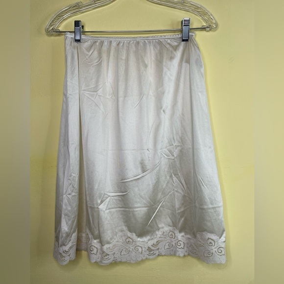 Bali Ivory Half Slip Lace Bottom Hem Size Medium - Picture 2 of 6